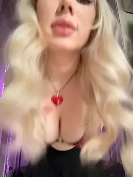 Stripchat Free Live Porn of LaraHollywood
