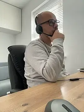 Stripchat Live Sex Cam of NakedAndrewHot