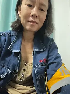 Stripchat Live Sex Cam of lilysister66