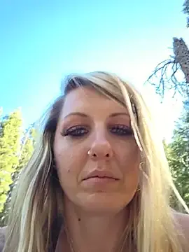Stripchat Sex Cam of SheIsSomething
