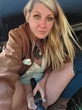 Stripchat Live Sex Cam of SheIsSomething