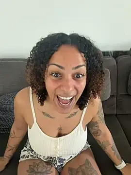 Stripchat Free Porn Cam of SweetPetiteNoir