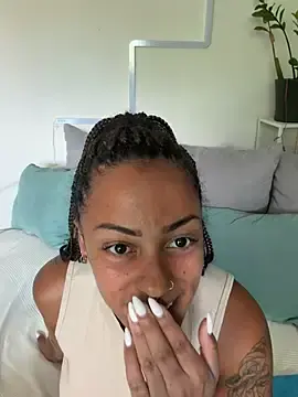 Stripchat Free Porn Cam of SweetPetiteNoir
