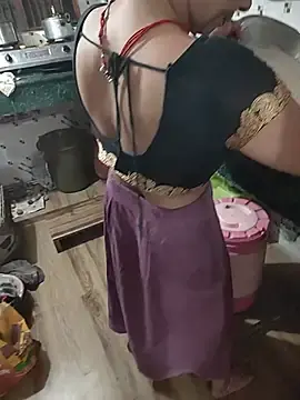 Stripchat Free Porn Cam of COUPLLE_VILLAGE