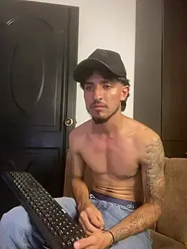 Stripchat Sex Cam of Kriss_Edwards