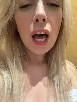 Stripchat Free Porn Cam of CherryAuroraa