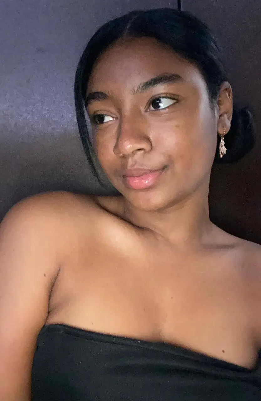 Laraebony_