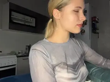 Stripchat Sex Cam of BlondeDoes