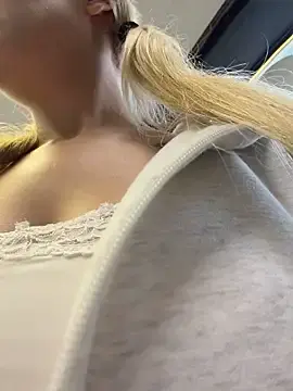 Stripchat Watch Live Sex Cams of Elfi_InPublic