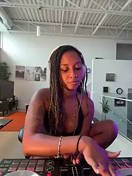 Stripchat Free Porn Cam of Your_Paris