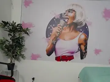 Stripchat Sex Cam of Maylin_horny19