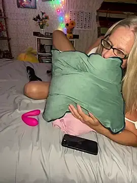 Stripchat Sex Cam of TrenaAnne