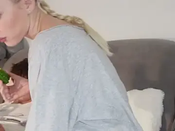 Stripchat Live Sex Cam of cuteleraay