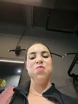 Stripchat Live Sex Cam of Alirawrz