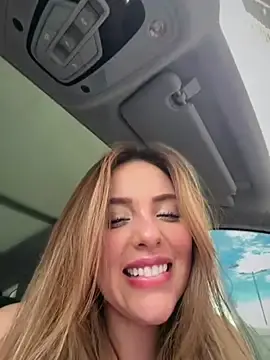 Stripchat Live Sex Cam of Alirawrz