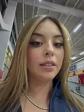 Stripchat Live Sex Cam of Alirawrz