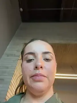 Stripchat Live Sex Cam of Alirawrz