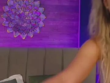 Stripchat Sex Cam of LoraDevine