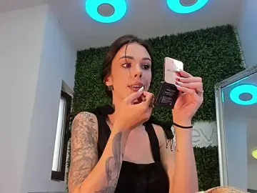 Stripchat Sex Cam of realhotfallingdevil