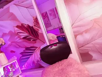 Stripchat Nude Webcam of MylaDreams