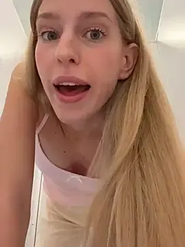 Stripchat Sex Cam of kira_mia