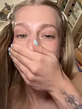Stripchat Sex Cam of kira_mia