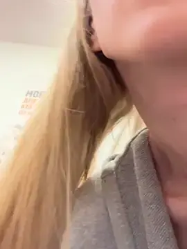 Stripchat Live Sex Cam of kira_mia