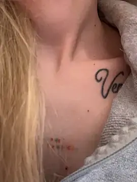 Stripchat Live Sex Cam of kira_mia