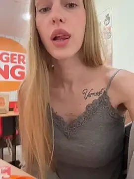 Stripchat Live Sex Cam of kira_mia