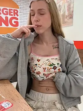 Stripchat Live Porn of kira_mia