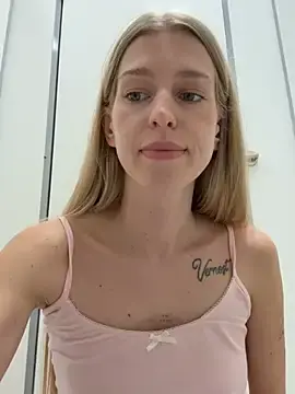 Stripchat Free Live Porn of kira_mia