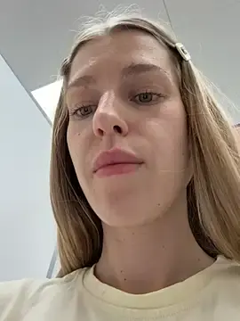 Stripchat Free Live Porn of kira_mia