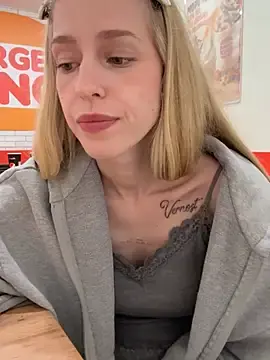 Stripchat Live Porn of kira_mia