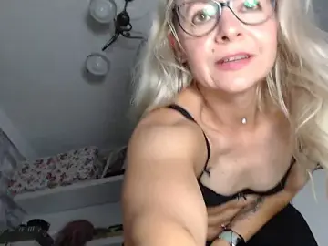 Stripchat Free Live Porn of raisawetsx