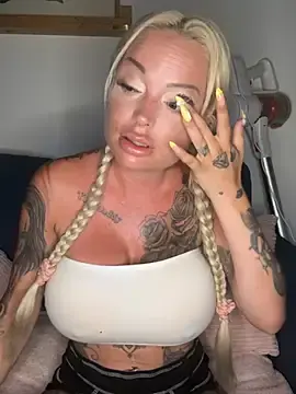 Stripchat Live Sex Cam of shortybig_official