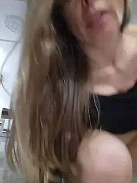 Stripchat Live Sex Cam of karina_warthon
