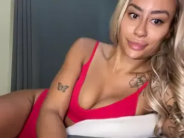 Stripchat Live Sex Cam of CoCo-Queen