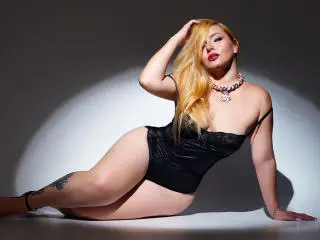 Xlovecam Live Sex Cam of RoxannEmilss