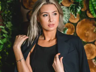 Xlovecam Free Live Porn of VictoriaRay