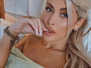 Xlovecam Free Porn Cam of SalmaRoze
