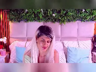 Xlovecam Watch Live Sex Cams of SalmaRoze