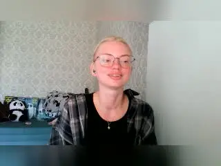 Xlovecam Free Porn Cam of CrystalHope
