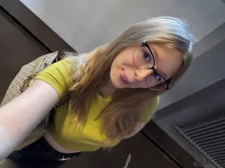 Xlovecam Free Live Porn of MadyN